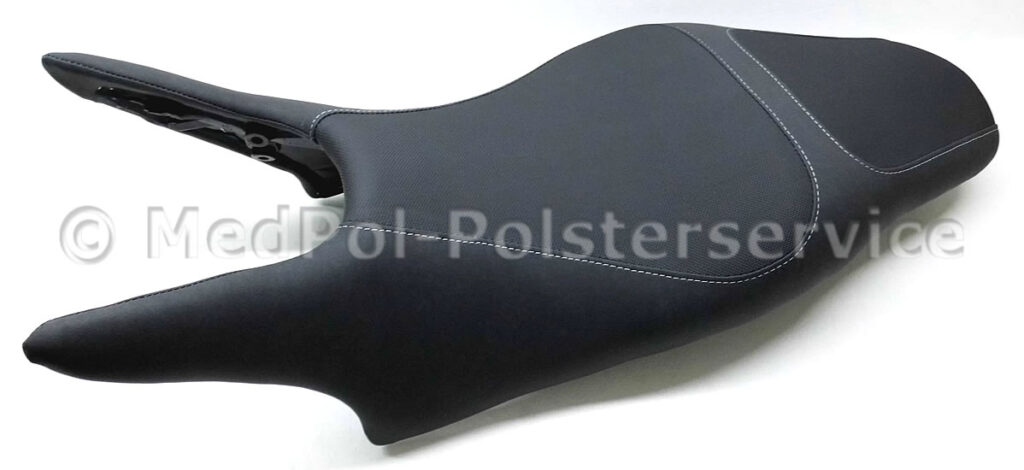 VFR800X Crossrunner Sitzbank gemäß Kundenwunsch komplett Neubezug mit körperspezifischer Komfortpolsterung/G.- Aktivmatte. Materialmix: Antirutsch und original Bezug. Ziernaht in Silber