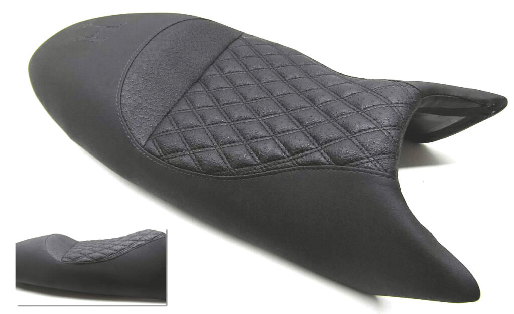 MONSTER 900 Kompletter Neubezug mit körperspezifischer Komfortpolsterung ⇒ Geleinlage, Fahrersitz um 2cm erhöht, Lendenstützeneinzug und breiter zum Tank gestaltet. Lederarten: Strauß und Nubuck mit Rautensteppung. Doppelte Ziernaht Schwarz, Initialien JH in Strauß unterlegt.