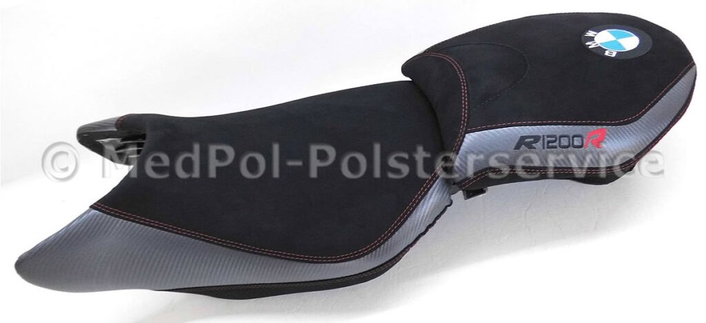 R1200R Fahrer & Soziussitz gemäß Kundenwunsch kompletter Neubezug mit körperspezifischer Komfortpolsterung/Gel- Aktivmatte, Fahrersitz um 3cm erhöht und 2cm verbreitert, Soziussitz mit integriertem Aufrutschkeil. Materialmix: Alcantara-S und Carbon Blau-Grau. Doppelte Ziernaht Rot, Stick mehrfarbig