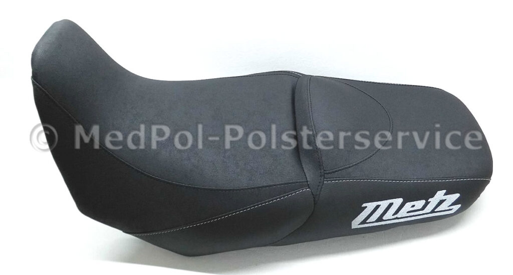 Varadero Sitzbank gemäß Kundenwunsch kompletter Neubezug in Nubuck und Matt mit Komfortpolsterung incl. Gel-Aktivmatte, Fahrersitz härter gepolstert, Sitzheizung intigriert, Ziernaht und Stick in Silber