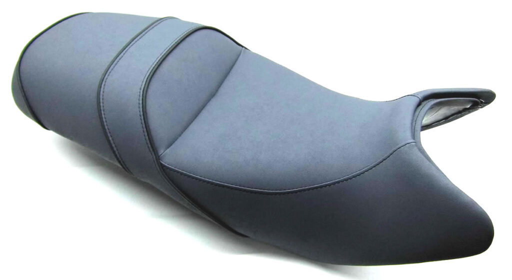 K1200RS Sitzbank gemäß Kundenwunsch kompletter Neubezug in Nubuck Grau mit körperspezifischer Komfortpolsterung ⇒ Geleinlage, im Fahrerbereich um 4cm aufgepolstert. Ziernaht in Schwarz und Keder Nubuck-Schwarz