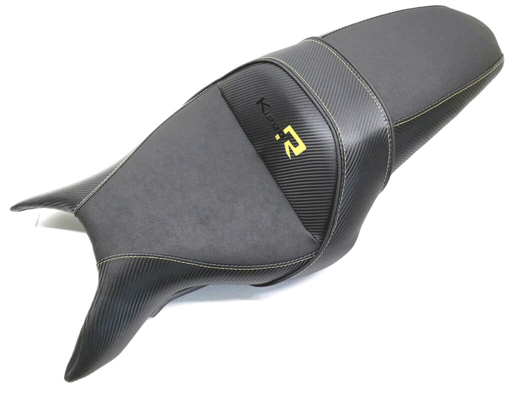 K 1200 R Kompletter Neubezug mit körperspezifischer Komfortpolsterung ⇒ Geleinlage. Fahrerbereich um 2cm aufgepolstert, Lendenstütze ausgearbeitet und etwas begradigt. Lederarten: Nubuck und Carbon. Ziernaht Gold, Keder in Nubuck und Stick Schwarz/Gold Bild Nr. 6 von 25 Bildern