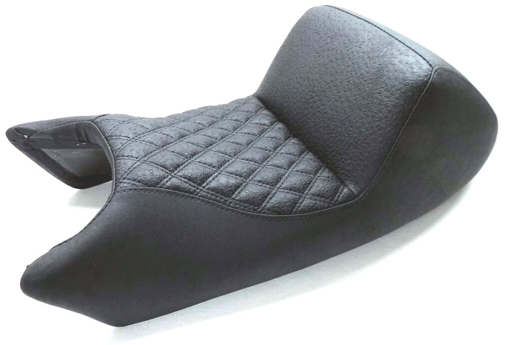 Monster900 Kompletter Neubezug mit körperspezifischer Komfortpolsterung ⇒ Geleinlage, Soziusbereich um 8cm erhöht umgeformt. Lederarten: Strauß und Nubuck mit Rautensteppung und doppelter Ziernaht in Schwarz