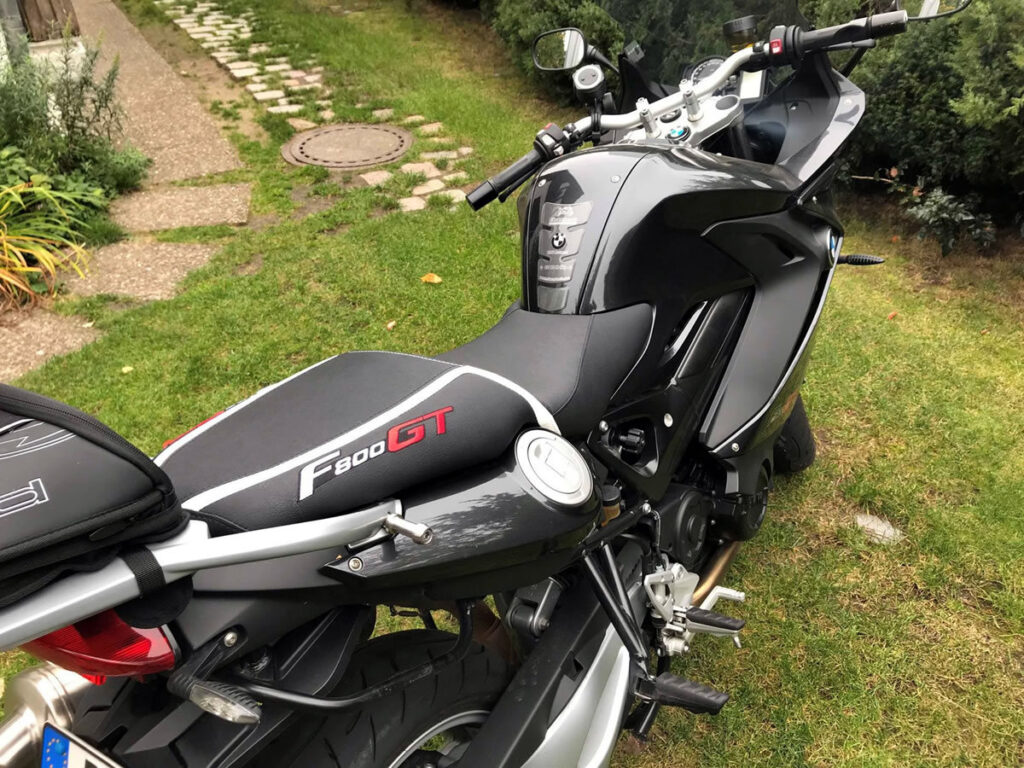 F 800 GT Neubezug in Nubuck und Matt mit Einlegestreifen in Weiß und mit einer körperspezifischen Komfortpolsterung incl. einer Gel-Aktivmatte gepolstert, mit Lendenstützeneinbau. Ziernähte in Weiß und Schwarz. Stickerei in Weiß/Rot.