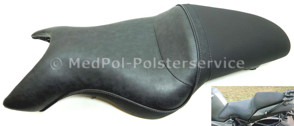 K 1300 R Komplett Neubezug in Harrison Smoke, Antirutsch, Nubuck. Ziernaht Schwarz/Dunkelgrau, Keder Smoke - körperspezifische Komfortpolsterung/Aktivmatte, Erhöhung 1,5cm, Gesäßknochenvertiefung, Lendenstützenaufbau, Aufrutschkeil..