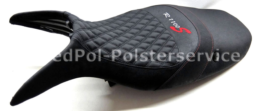 R1100S Sitzbank komplett Neubezug in Antirutsch/Nubuck, Rautensteppung mit doppelter Ziernaht in Schwarz, Komfortpolsterung/Gel-Aktivmatte, Ziernähte in Rot, Stickerei in Weiß/Rot