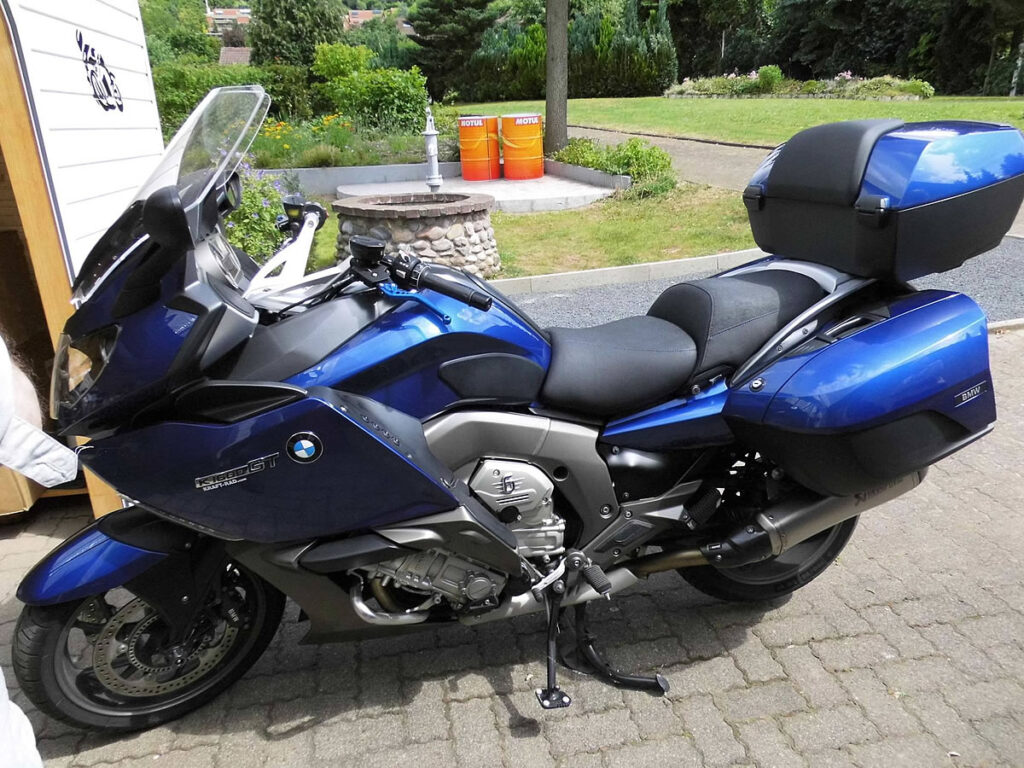 K1600GT Sitzbank gemäß Kundenwunsch komplett Neubezug mit körperspezifischer Komfortpolsterung/Gel- Aktivmatte, Lendenstütze um 2cm nach vorn gezogen. Materialmix: Nubuck und Matt. Ziernaht in Blau