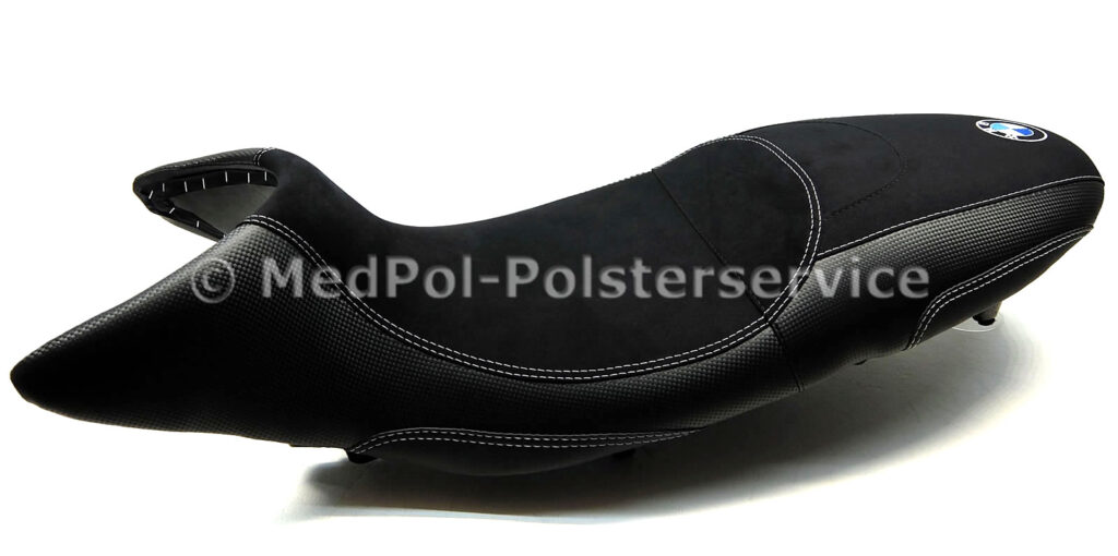 R 1200 R Komplette Sitzbank Ummodifizierung. Körperspezifische Komfortpolsterung/Gel-Aktivmatte - Alcantara-S, Carbon und Matt. Doppelte Ziernaht Silber, mehrfarbige Stickerei.