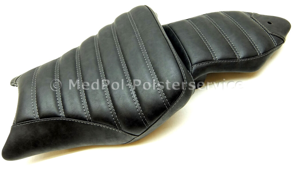 S 1000 R Komplett neu bezogen. Harrison-Smoke mit einer körperspezifischen Komfortpolsterung/Aktivmatte, doppelte Ziernähte in Dunkelgrau.