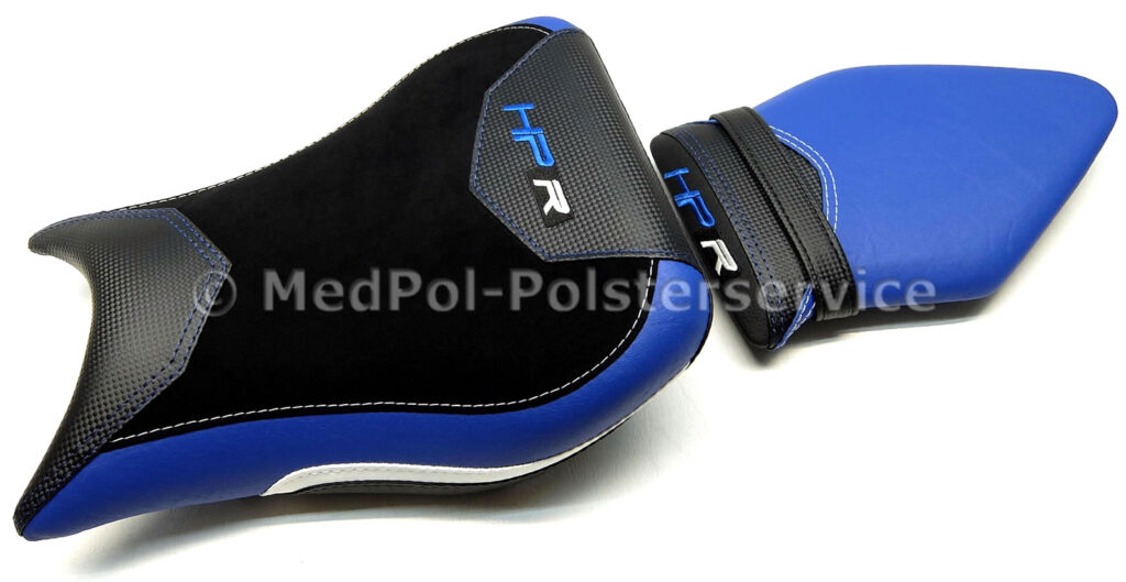 S 1000 R Fahrer- & Soziussitz: Kompletter Neubezug in Alcantara-S, Carbon, Matt, Blau/Weiß. Stickerei Blau/Weiß - mit Komfortpolsterung/Gel-Aktivmatte + Gurtanfertigung.