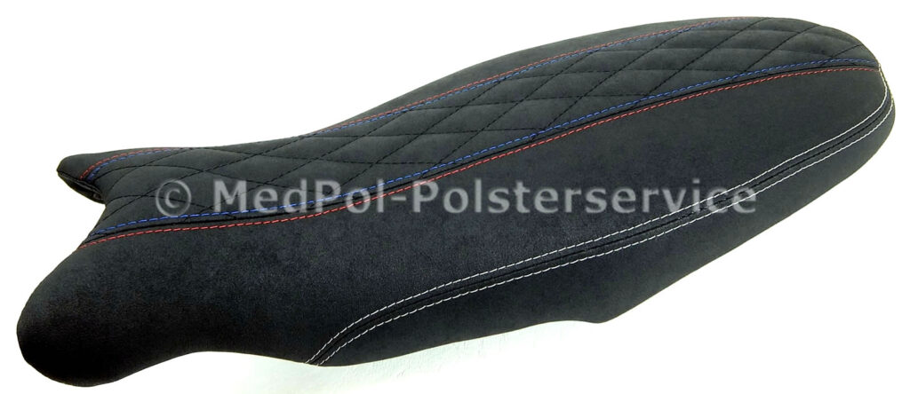 Urban G/S Neubezug in Nubuck mit Komfortpolsterung/Gel-Aktivmatte, mittige Rautensteppung mit Ziernaht in Schwarz, wechselseitige doppelte Ziernaht Blau/Rot, doppelte Ziernaht in Silber - Tankerhöhung um 1cm, Damm-Drainageneinsatz eingearbeitet.