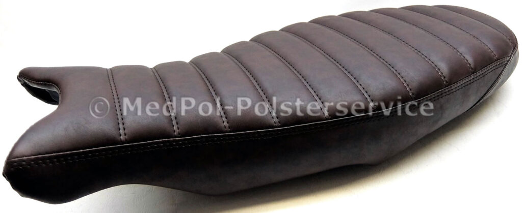 Urban G/S Sitzbank komplett Neubezug in Harrison Mocca, Quersteppung mit doppelter Zienaht gleichfarbig.