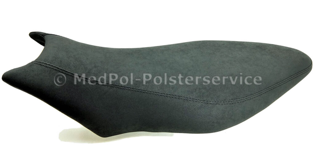 Dorsoduro 900 Komplette Polsterung mit Neubezug in Nubuck, doppelte Ziernaht Schwarz - körperspezifisch angepasste Komfortsitzbank/Aktivmatte, etwas verbreitert und mit einer Aufpolsterung.