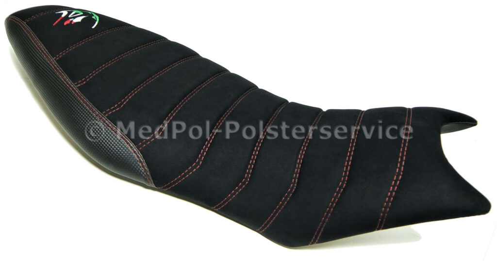 Dorsoduro 900 Komplett Neubezug in Alcantara-S/Carbon, Komfortpolsterung/Aktivmatte, Quersteppung mit doppelter Ziernaht Rot, Stick mehrfarbig.