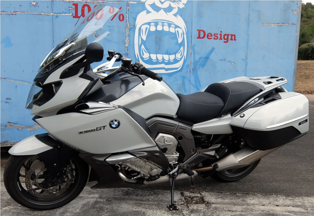 K 1600 GT Fahrer- und Soziussitz + Topcase-Rückenpolsterm, kompletter Neubezug in Nubuck und Matt, Ziernähte in Silber. An den Körper angepasstenr Komfortpolsterung incl. Gel-Aktivmatte, Steißbeinausschnitt Fahrer und Sozius, Soziusstirn 2cm aufgestellt, Tankkeileinarbeitung und die Flanken schmaler gestaltet.