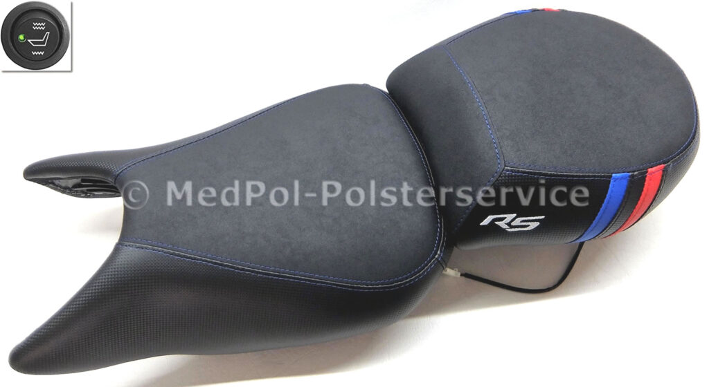 R 1200 RS Fahrer & Soziussitz komplett mit einem Neubezug in Nubuck und Carbon bezogen. Mit boten und blauen Einlegestreifen, doppelte Ziernähte in Blau, Stickerei in Weißgrau. Komfort Gel-Aktivpolsterung, Fahrersitz um 2cm erhöht und verbreitert, Steißbeinausschnitt, Soziussitz erhöht und verbreitert mit eingebauten Aufrutschkeil und Steißbeinausschnitt versehen. Fahrer & Soziussitz noch mit einer Sitzheizung ausgestattet.