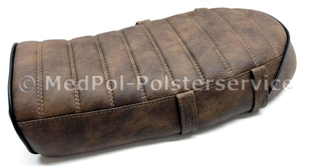 R 80 Scrambler Sitzbank gemäß Kundenwunsch komplett Neubezug in Buffalo-Antik mit Komfortpolsterung/Gel-Aktivmatte, 4cm aufgepolstert, Quersteppung in passender doppelter Ziernaht, Halterung für Tasche eingearbeitet