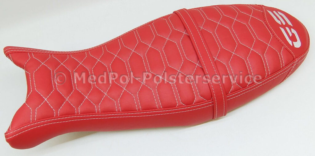 Urban G/S Sitzbank komplett Neubezug in Power-Rot mit Komfortpolsterung/Gel-Aktivmatte, zus. Erhöhung, Wabensteppung/doppelter Ziernaht, Stickerei in Weiß + Gurtanfertigung