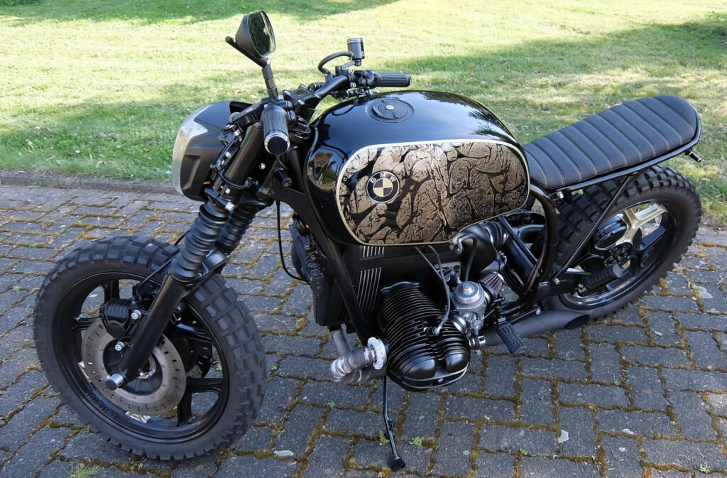 R 100 RT und R 100 R Gelieferte Grundplatten für einen kompletten Polsteraufbau. Nubuck, einmal mit Quersteppung und doppelter Ziernaht in Gold und einmal mit doppelter Quersteppung in Beige und Stickerei in Schwarz.