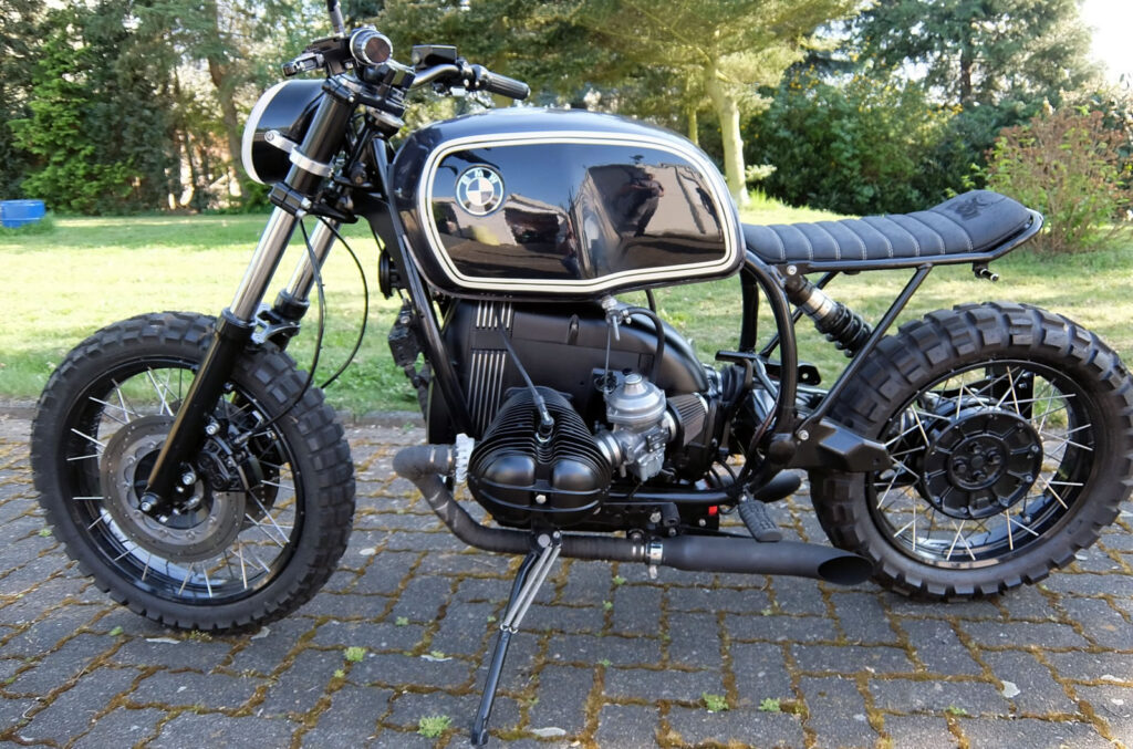 R 100 RT und R 100 R Gelieferte Grundplatten für einen kompletten Polsteraufbau. Nubuck, einmal mit Quersteppung und doppelter Ziernaht in Gold und einmal mit doppelter Quersteppung in Beige und Stickerei in Schwarz.