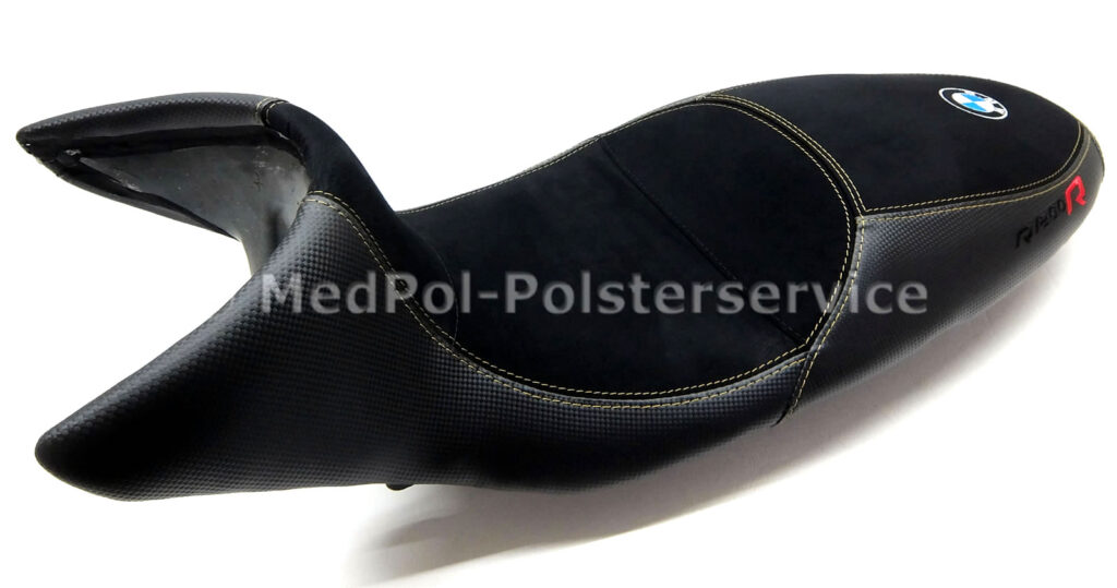 1200 R Sitzbank kompletter Neubezug in Alcantara-S + Carbon mit Komfortpolsterung incl. Gel-Aktivmatte, doppelter Ziernaht in Gold, Stickerei mehrfarbig