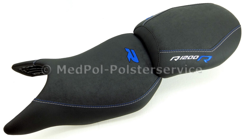 R 1200 R Neubezug in Nubuck/Matt, doppelte Ziernaht wechselseitig Blau/Weiß, Stickerei Blau/Weiß - mit Komfortpolsterung/Aktivmatte, Steißbein- und Sitzknochenvertiefung, Flanken schmaler.