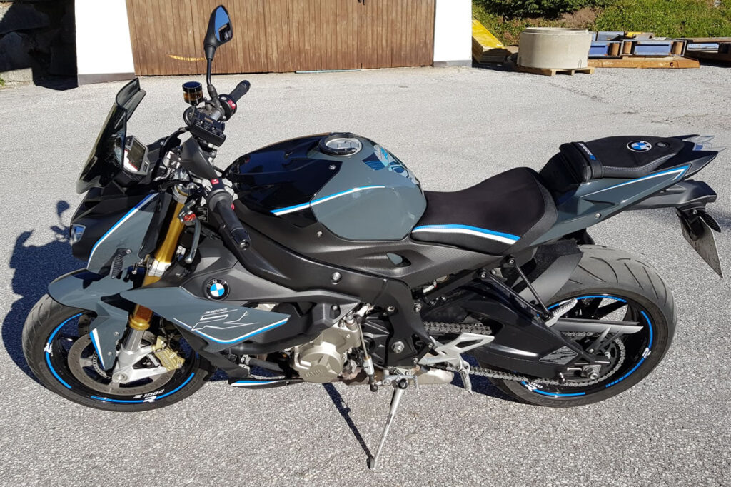 S 1000 R Kompletter Neubezug in Alcantara-S, Nubuck, Classic-Hellblau/Classic-Weiß mit Komfortpolsterung/Gel-Aktivmatte, Ziernaht + Stickerei in Weiß/Blau