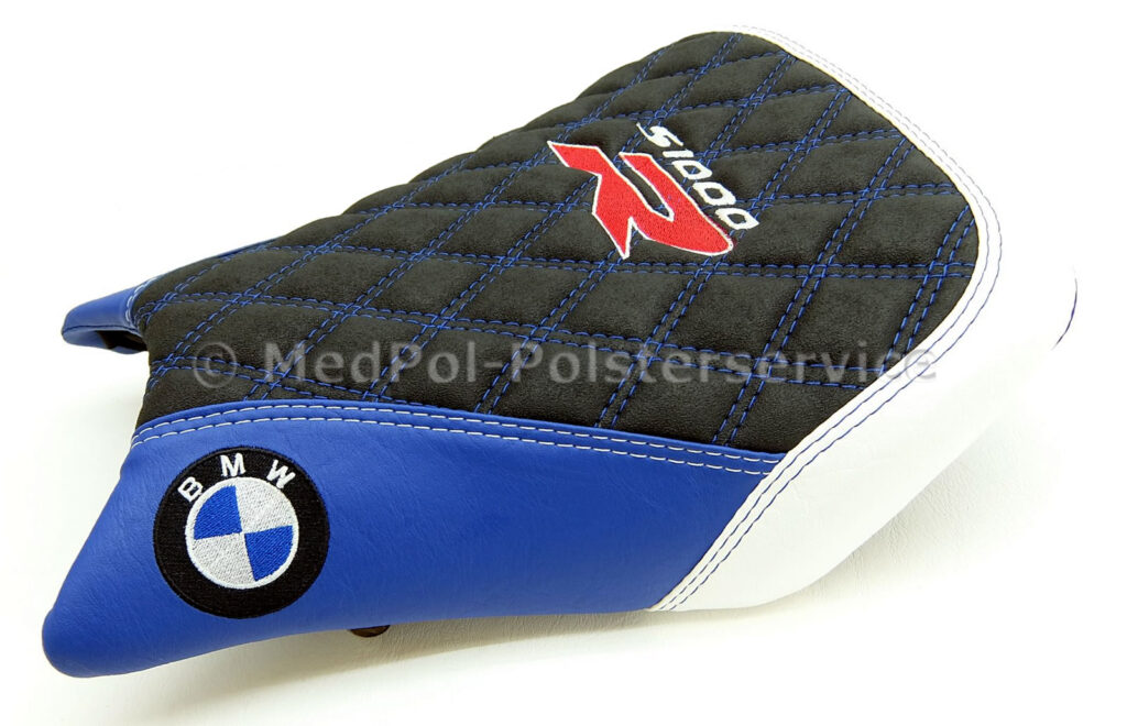 S 1000 R Fahrersitz: Kompletter Neubezug in Nubuck und Classic-Blau/Weiß. Rautensteppung mit doppelter Ziernaht Blau, Ziernaht doppelt Blau/Weiß, mehrfarbige Stickereien - mit einer an den Körper angepassten Komfortpolsterung/Aktivmatte. ⇒ Mehr Info + Bilder in unserem Blog