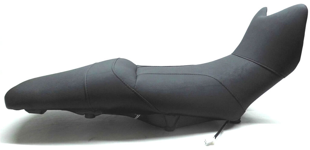 BMW Kompletter Neubezug mit körperspezifischer Komfortpolsterung ⇒ Geleinlage, Sitzheizungseinbau im Fahrersitzbereich und leichter Lendenstützeneinbau. Lederarten Nubuck und Matt. Ziernaht in Schwarz