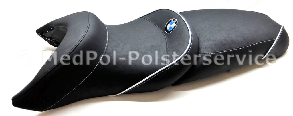 BMW Fahrer & Soziussitz kompletter Neubezug in Nubuck/Matt mit Komfortpolsterung/Gel-Aktivmatte, Stufeneinbau in Fahrersitz, Ziernaht Keder Silber, Stick in Weiß/Blau/Schwarz