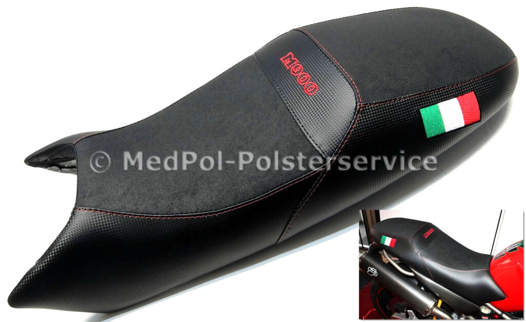 Monster M900 Sitzbank komplett neubezogen in Nubuck/Carbon, mehrfarbige Stickerei, rote Ziernähte - mit Komfortpolsterung/Gel-Aktivmatte, Fahrerbereich gerade gestellt, Soziusteil um 2cm aufgepolstert und verbreitert