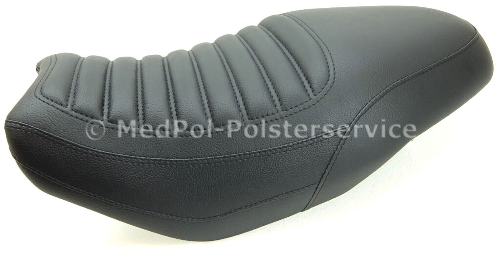 Scrambler 1100 Kompletter Neubezug in Vintage-Schwarz, Ziernähte in Schwarz, Quersteppung mit doppelten Ziernähten in Schwarz - mit Komfortpolsterung/Aktivmatte, Sitzbogen angeglichen, zusätzliche Erhöhung um 4 cm.