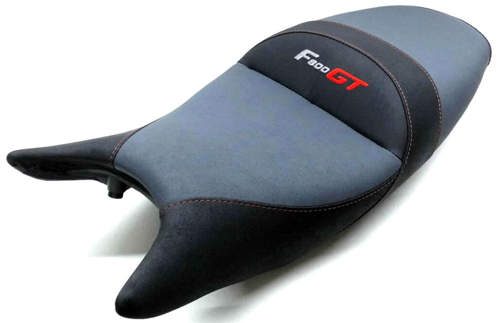 F800GT Kompletter Neubezug mit körperspezifischer Komfortpolsterung ⇒ Geleinlage, Stufeneinbau. Lederarten: Nubuck Schwarz und Nubuck Grau. Ziernaht Rot und Stick in Grau/Rot