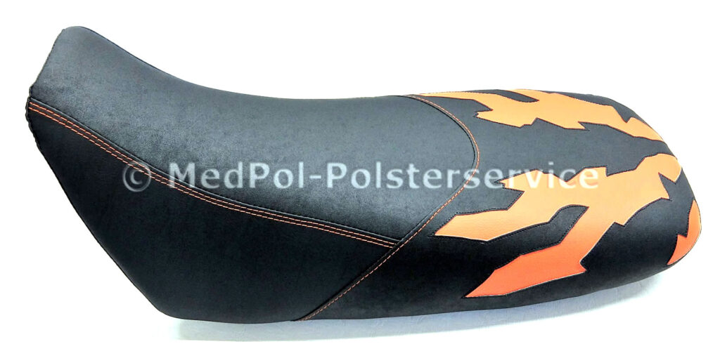 Africa Twin Kompletter Neubezug in Nubuck und Matt mit in Handarbeit eingefügten Design in Orange, Ziernähte ebenfalls in Orange. Komfortpolsterung mit Gel-Aktivmatte und zusätzlicher Aufpolsterung um 2cm.