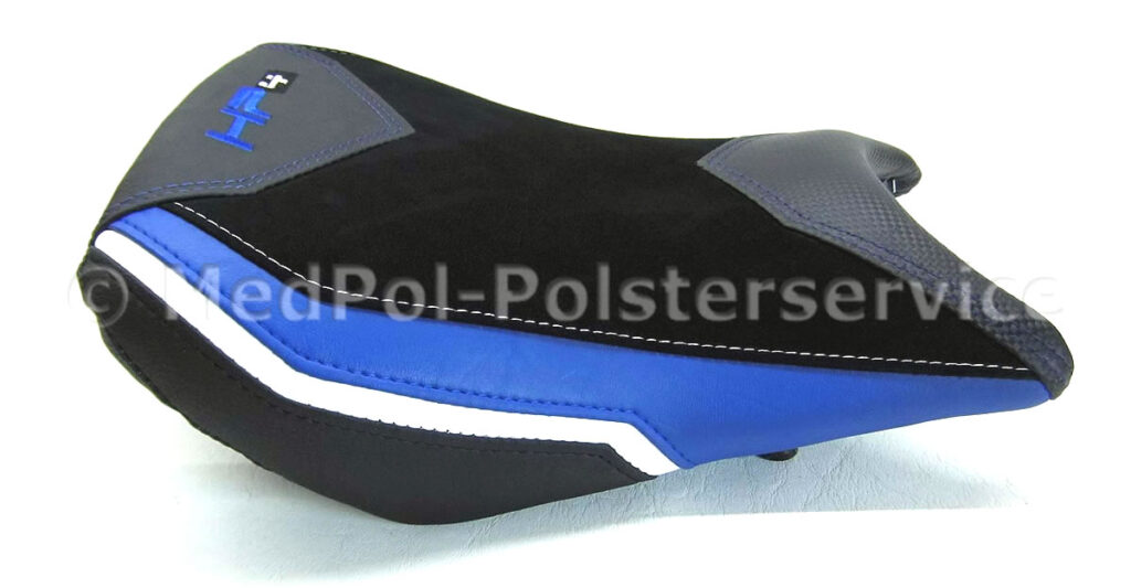 HP4 Sitzbank gemäß Kundenwunsch komplett Neubezug mit körperspezifischer Komfortpolsterung/Gel- Aktivmatte, Materialmix: Alcantara-S, Carbon, Matt und Classic Blau/Weiß. Ziernähte und Stick in Blau/Weiß