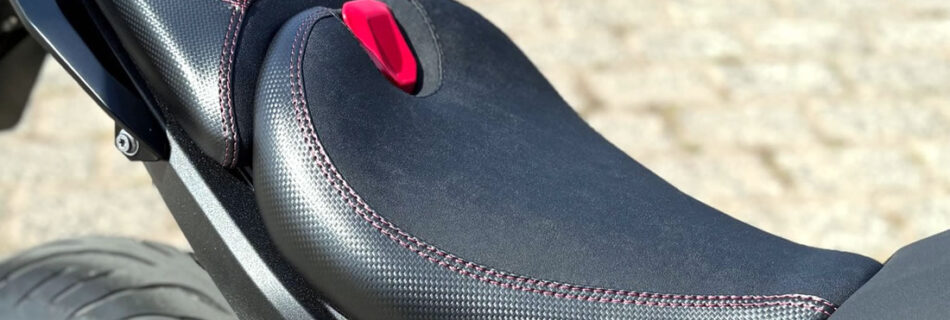 Kundenbild seiner neugepolsterten BMW R1300R vom Bikepolsterer