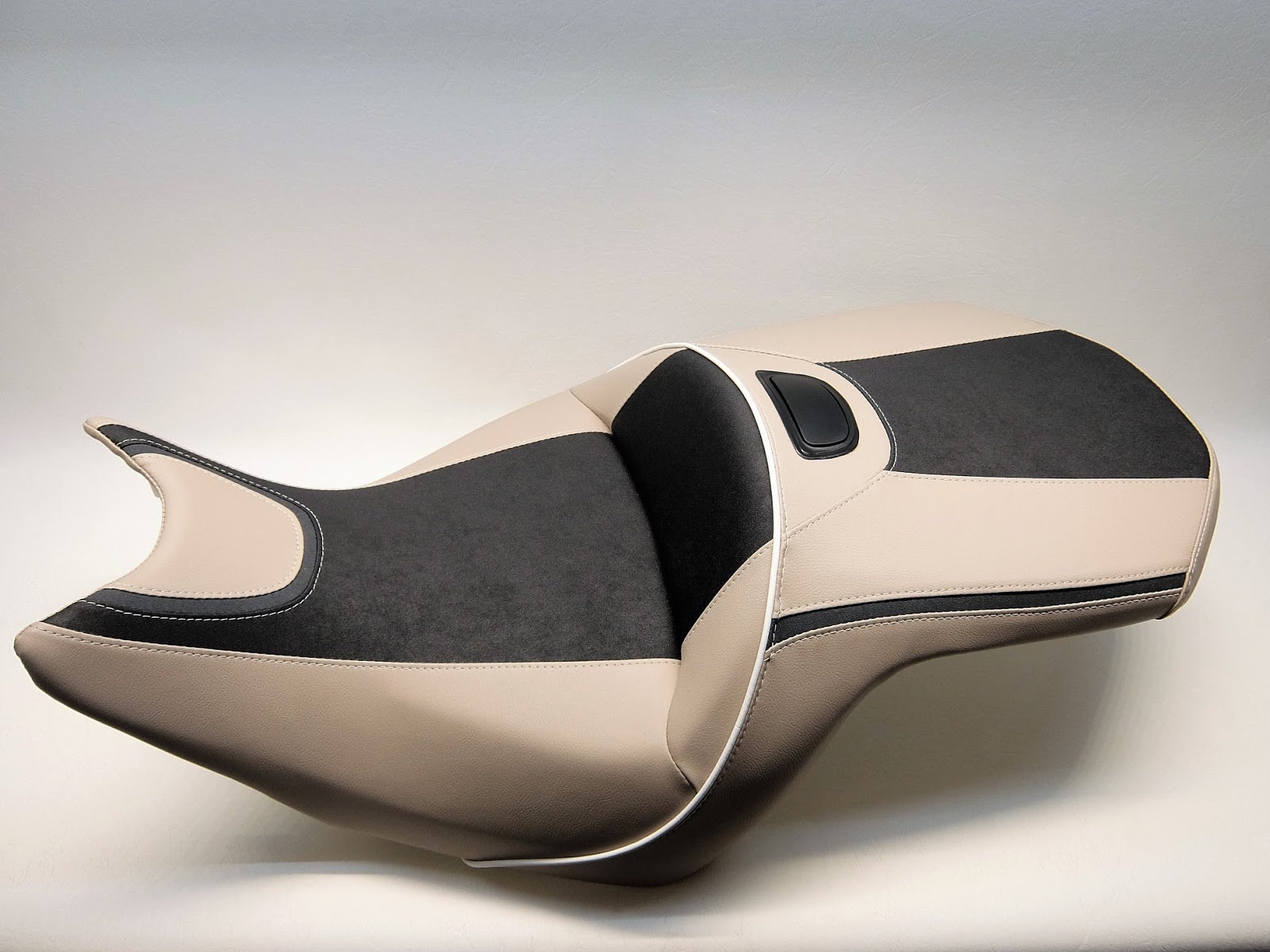 gl1800-goldwingsitzbank-1