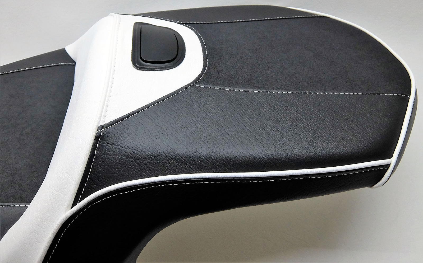 gl1800-weiss-sitzbank-1