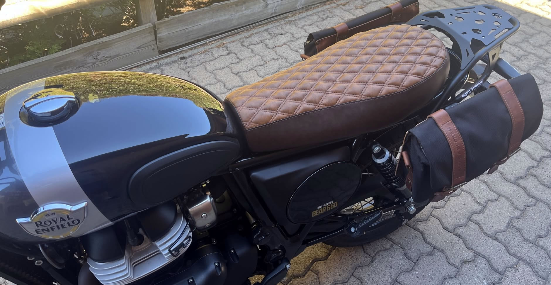 Royal Enfield Interceptor 650 – Sitzbank Coffee mit Rautensteppung (Einsendung)