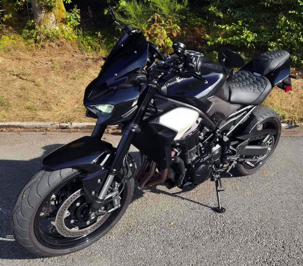 Kawasaki "Z 900": Gurtanfertigung, Keder, Wabensteppung, Stickerei