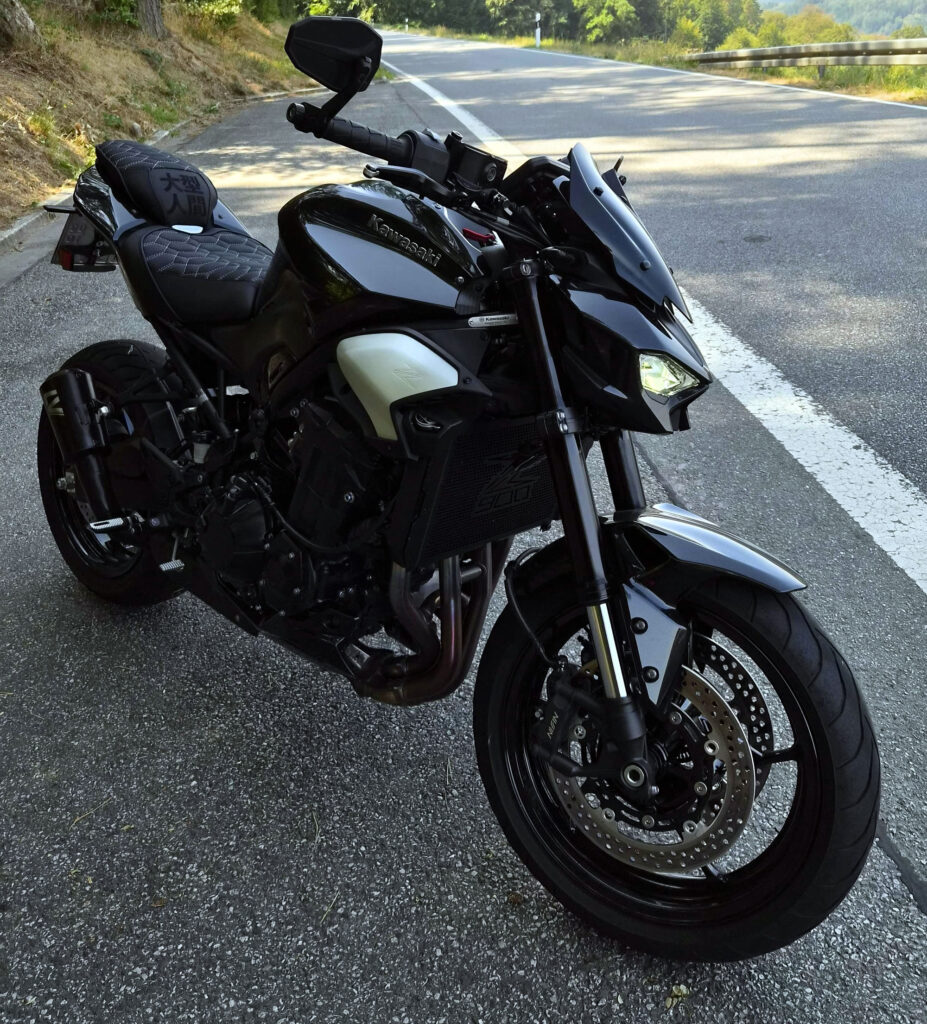 Kawasaki "Z 900": Gurtanfertigung, Keder, Wabensteppung, Stickerei