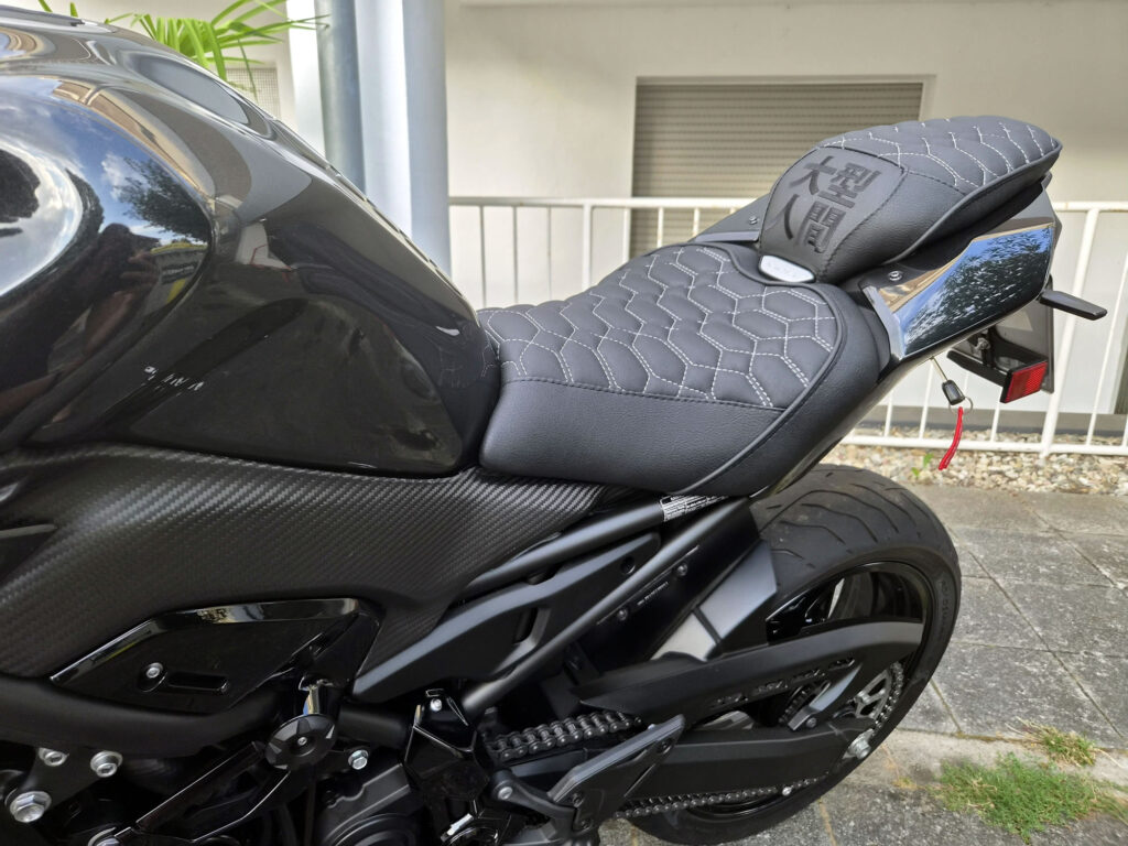 Kawasaki "Z 900": Gurtanfertigung, Keder, Wabensteppung, Stickerei